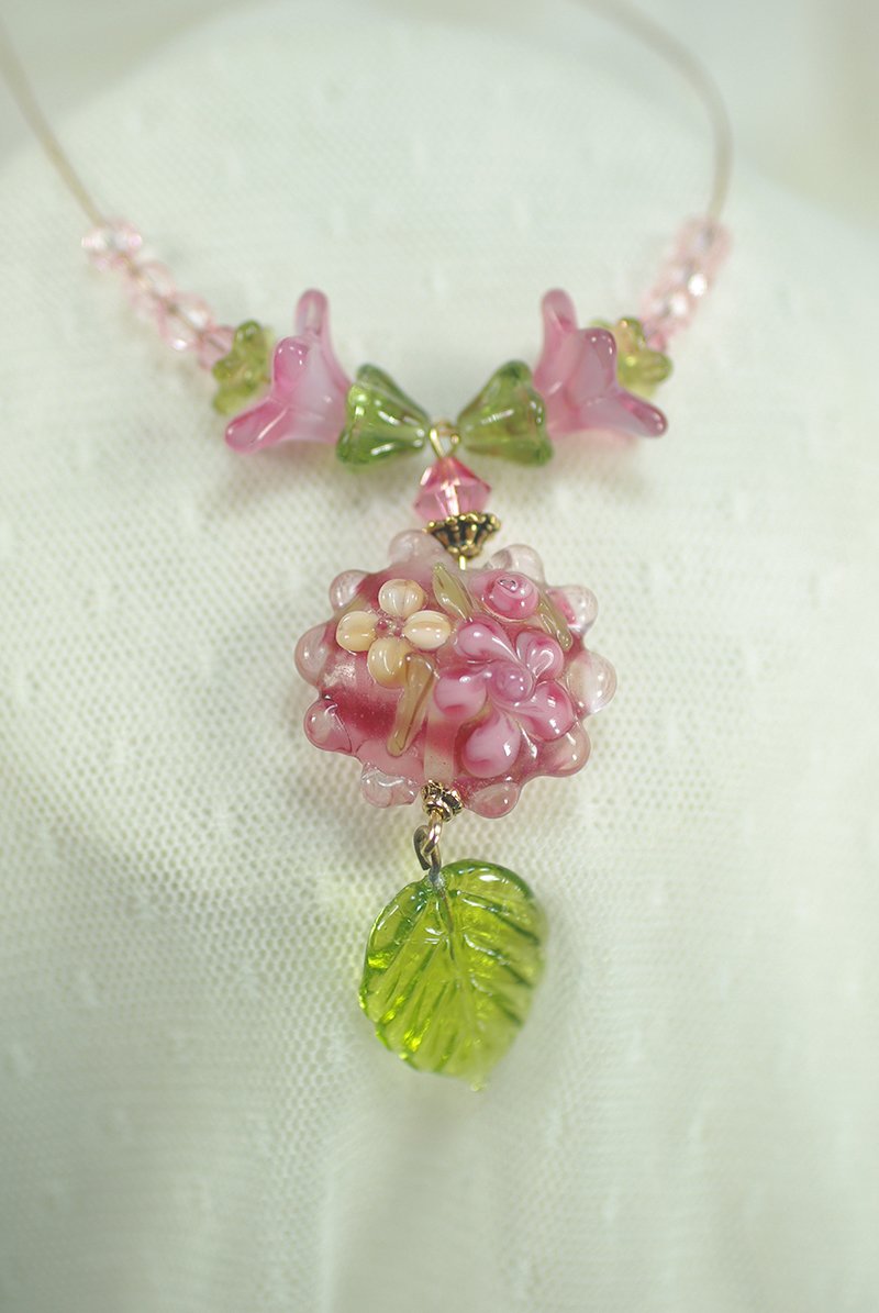 pinklampworkandczechglassflowernecklace.jpg